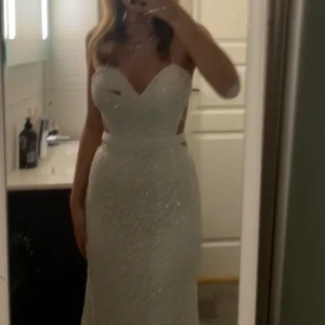 BALKLÄNNING - Säljer min balklänning! Den är ändast använd 1 gång och i storlek 34, passar mig som normalt är mellan 34-36! Jag är 167 cm och bar den med klackar och den nådde fortfarande ner till marken. Köptes förra året på dressroom Linné i Göteborg! Köparen står för frakt och skyddande bag medföljer🤍  skriv för bilder, info eller vid intresse!! 