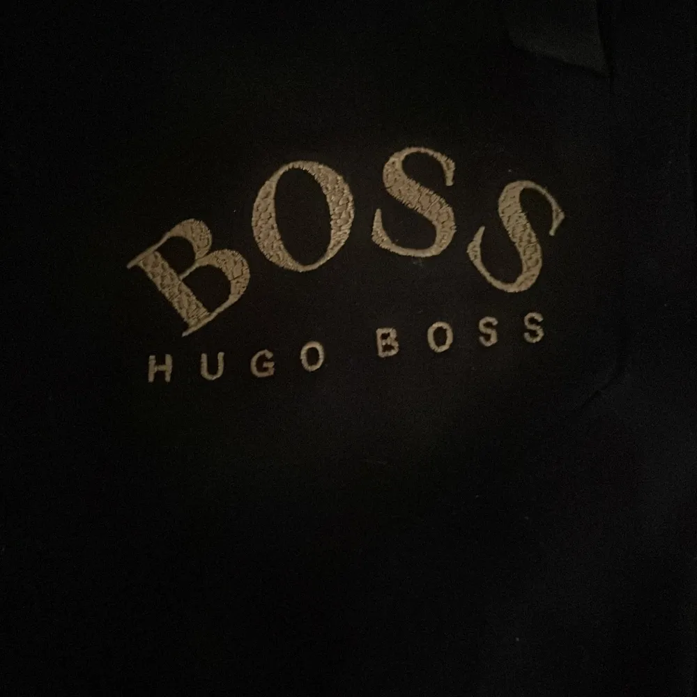 Hugo boss byxor storlek S  bra skick (lite smutsiga på bilden men de tvättas innan någon köper) nypris 1200. Jeans & Byxor.