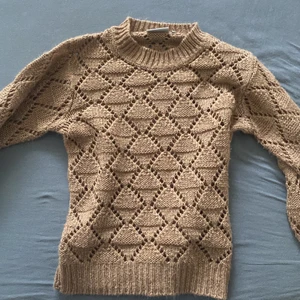 Stickad tröja - En ihålig stickad tröja med storlek XS. Köpt för ca 1 år sen och har relativt bra skick men tyvärr har den blivit för liten för mig. Väldigt bekväm och anpassad till olika väder!