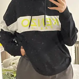 En nästan oanvänd hoodie från Kenzo i storlek L, oversized på storlek S och M 