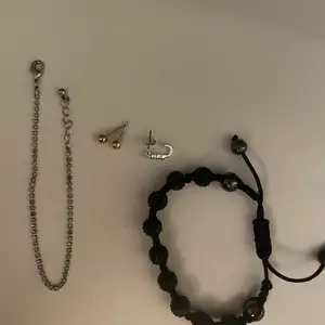 Armband: 30kr örhängen: 15kr silver örhänge(menat att bara vara ett): 10kr silver vrist smycke: 15kr. Säljer alla gör att köpa bara armband eller örhänge ex. bra skick. 