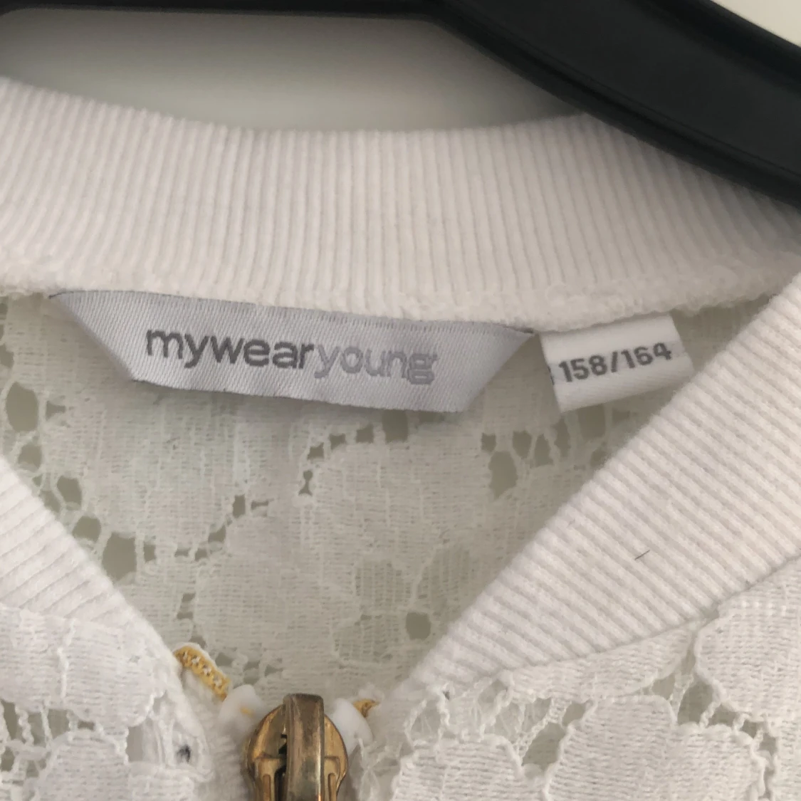 Vit kort jacka i spets från KappAhl - 90