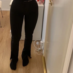 NA-KD svarta kostymbyxor med slits strlM - Svarta kostymbyxor från NA-KD, använt endast 1 gång då de är lite tighta i benen. Passar absolut en S trots att de är strl M. 
