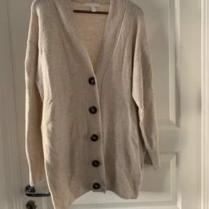 Kofta H&M  - Fin kofta H&M, lite luddig, men annars fint skick. Är absolut öppen för prisförslag, kan mötas upp i Stockholm och det är bara att skriva för fler bilder!!