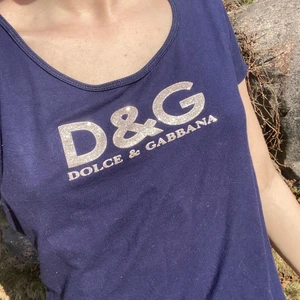 dolce gabbana topp - glittrig fin text🧚🏻‍♀️ köpt secondhand men typ aldrig använd