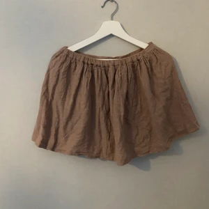 Kjol från Zara - En kjol från Zara i storlek 164. Men är mer som en S/M. Kjolen är ganska använd men i gott skick. Vid frågor hör av er. Köparen står för frakten 💗