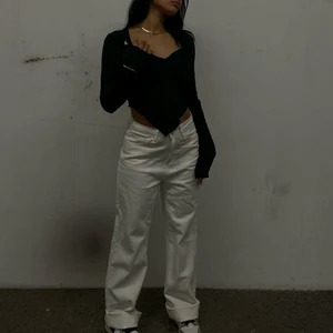 Boyfriend jeans vita - Använt dom ett par ggr (mycket bra skick) dom passar till en som är 165cm och uppåt, skriv för flera bilder och frakt frågor🤍