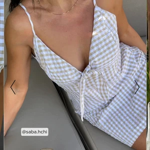 Miniklänning från NA-KD - Säljer denna superfina klänning från NA-KD!  Den har en kedja vid sidan om samt ett knyte fram! Säljer då den längre inte faller mig i smaken,  Superfin nu till sommaren🤍det är bara att skriva till mig om ni vill ha fler bilder på detaljer mm bild 1 och 3 är lånad!! 