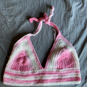 Virkad top  - Virkad top supéer fin och trändig !!! I stolen s kan göra i andra storlekar säljer denna billigt frakt står köparen för 💗 kör budgivning  man får köpa den direkt för 25kr