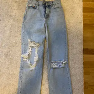 Riktigt snygga jeans som sitter så fint men tyvärr blivit för små för mig, endast hunnit använda de 1 gång. Passar mig på längden som är 1:60. Storlek 32