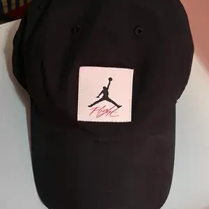 En Nike Jordan keps svart som nybanvönde det ett par gånger.