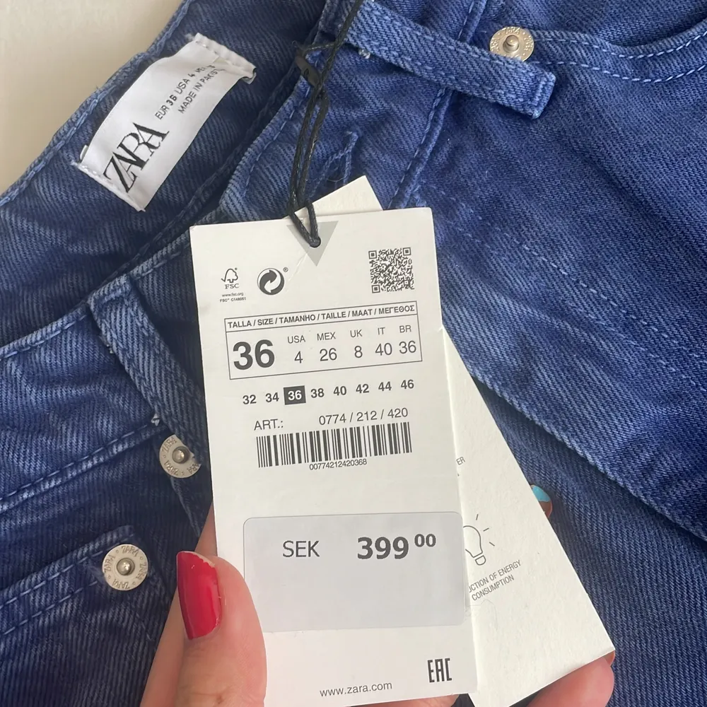 Helt nya zara jeans. De är mid-rise och bootcut. Ordinarie pris är 399kr💕. Jeans & Byxor.