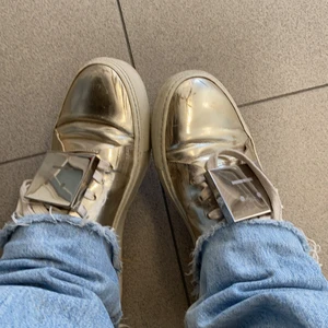 Jättefina acne skor  - Säljer mina jätte coola guldiga acne sneakers i storlek 39! Dom är lite slitna men fortfarande fina! Pris kan diskuteras