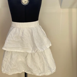 Gina tricot volangkjol - Sommrig spets-volangkjol från gina tricot. Passar mellan storlek S-L pga stretch! Riktigt vacker när man strukit den