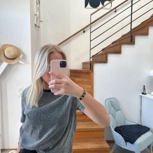 Festtopp från pieces  - Festtopp i ett glittrigt meshmaterial från Pieces. Bra skick!