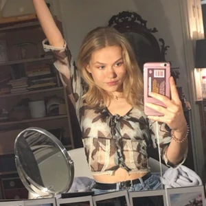 Noa noa blus - (Mammas gamla💗)Jag har den knuten på första bilden. Jätte fin, passar många storlekar beroende på hur man vill bära den