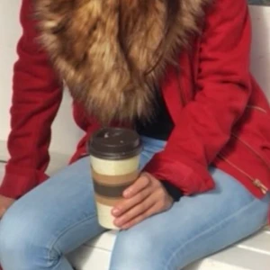 Päls halsduk - Som en halsduk man kan lägga över jackan runt halsen, puffar till outfiten. Inte äkta päls. 