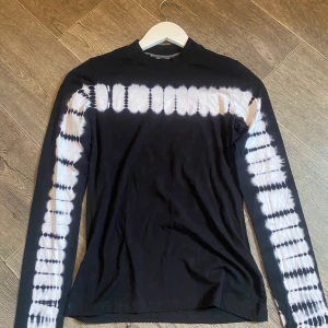 Svart topp - Aldirg använd bara provad. Säljer då den inte kommit till använing:( Bra skick.