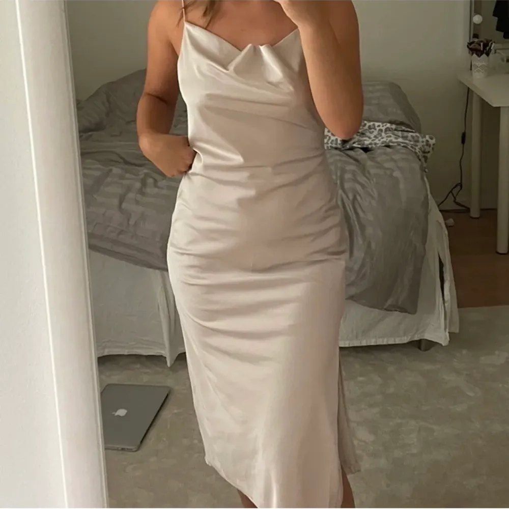 Säljer min fina satinklänning i storlek 38 från Nelly då den inte kommer till användning. Endast använd vid 2 tillfällen så den är i fint skick och köptes för 500/600 kr💖💖. Mekot.