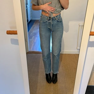 Stories jeans straight  - Blåa straight jeans från stories, w 24, 100% bomull säljer pga för små för mig som är en w 26. Inga defekter finns, nypris: 699kr