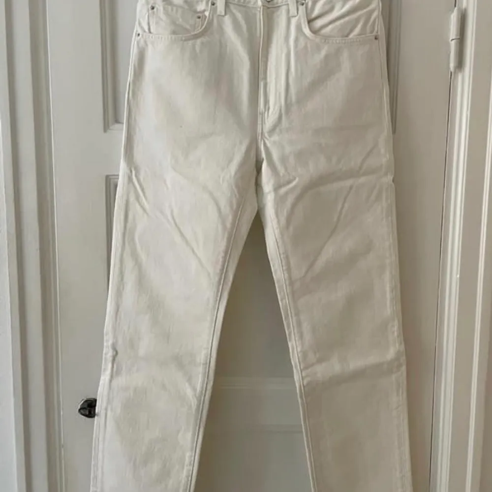 Jeans från Totême i storlek 29/32. Modell ”Studio”/”Regular fit”. 100% bomull. Inget att anmärka på skick.. Jeans & Byxor.