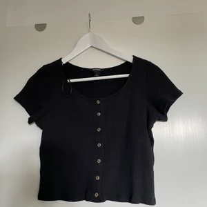 Topp - Topp från monki i storlek s med knappar fram. fint skick. 