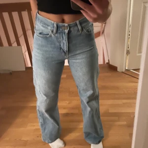 Junkyard jeans - Säljer ett par vida jeans från junkyard i fint skick, lite slitningar längst ner på ena benet se sista bilden. Byxorna går ner till hälen på mig som är 164.
