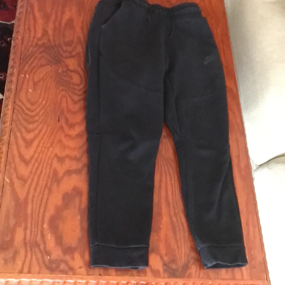 Hej jag säljer mina svarta nike tech fleece byxor som är för små för mig de är använda ett par gånger men de är rätt så bra skick de har ett jätte litet hål som knappast syns de är 7-10 cond. Kom privat om du är intresserad eller vill ha mer bilder .☺️. Jeans & Byxor.