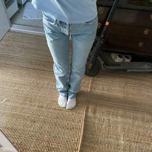 Säljer dessa jättefina zara jeans som inte längre säljs! De är i storlek 34 och passar bra på mig som offtast har 34-36 i jeans. Dock är de liteeee långa på mig som är ca: 160cm(det går att vicka in längst ner) jeansen är i ett jättebra skick och har används fåtal gånger, de har inte heller några fläckar osv..KÖPAREN står för frakten!! Buda privat eller i kommentarerna💞köp direkt: 240kr