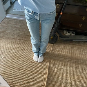 Zara jeans - Säljer dessa jättefina zara jeans som inte längre säljs! De är i storlek 34 och passar bra på mig som offtast har 34-36 i jeans. Dock är de liteeee långa på mig som är ca: 160cm(det går att vicka in längst ner) jeansen är i ett jättebra skick och har används fåtal gånger, de har inte heller några fläckar osv..KÖPAREN står för frakten!! Buda privat eller i kommentarerna💞köp direkt: 240kr