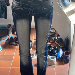 Asballa lågmidjade jeans från Blue Queen! Säljer då de inte kommer till användning längre💗 Passar perfekt i längden på mig som är 165 cm!