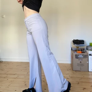 Weekday - Vida byxor med slits. Knappt märkbara noppor på linning.