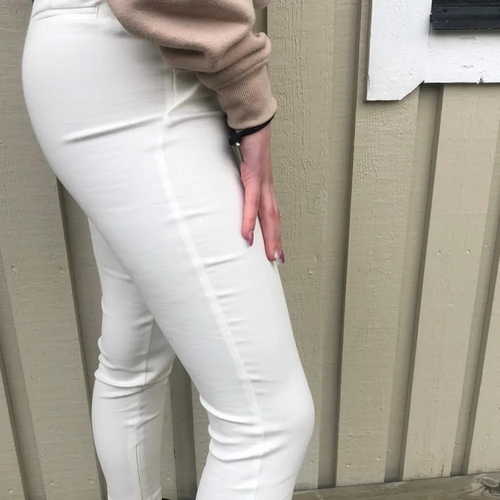 Vita kostymbyxor storlek 34! Från bikbok🤍 Säljer för 99kr😍. Jeans & Byxor.