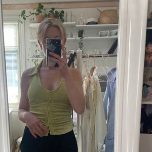Grön halterneck  - Jättesnygg grön halternecktop som är köpt från asos. Endast använd en-två gånger! Är lite skimrig i tyget:) då jag har klippt bort lapparna är jag lite osäker på storleken men skulle gissa på att det är en S