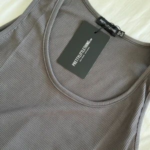 Grå thigt Klänning - Säljer denna klänningen för den va lite för liten för mig, aldrig använd lapparna sitter kvar 