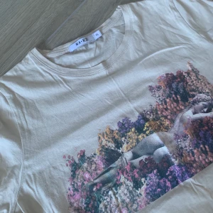 T-shirt- NA-KD - Endast använd en gång. Passar både XS/S