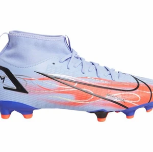 nike mbappe  - jag tänkte ha en intresse koll på mina kylian mbappé fotbolls skor helt nya oanvända☺️ storlek 36 