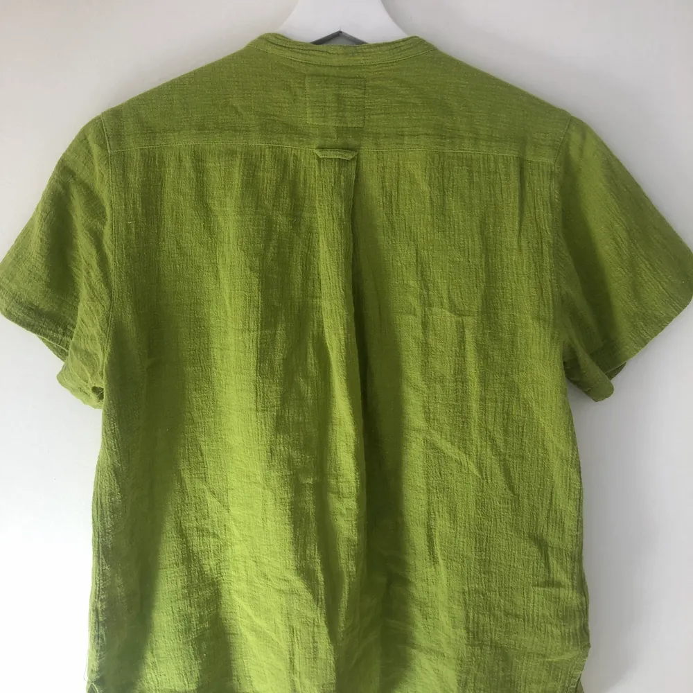 Superläcker grön blus. Köpt på second hand förra våren. Storlek M men passar XS-M. . Blusar.