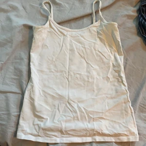 Ett cream vitt linne från Lindex  - Ett linne från Lindex som aldrig används där av säljer jag det. 