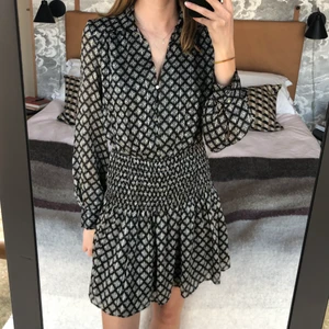 Klänning från zara - Superfin klänning från zara. Använd 1 gång, den är som ny. Spårbar frakt tillkommer på 57kr.