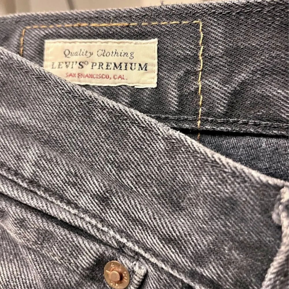 Levis jeans modell 501. Storlek W30 L34. Svart/ grå. Fint skick. Finns i Danderyd, kan fraktas om köparen betalar frakt. . Jeans & Byxor.
