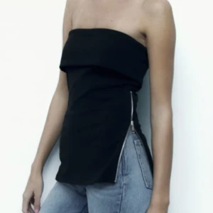 Zara tubtopp - Oanvänd med lappar kvar. Storlek XS men stretchig så passar nog s också . Helt slutsåld på hemsidan, kollar intresset här annars returnerar jag. 