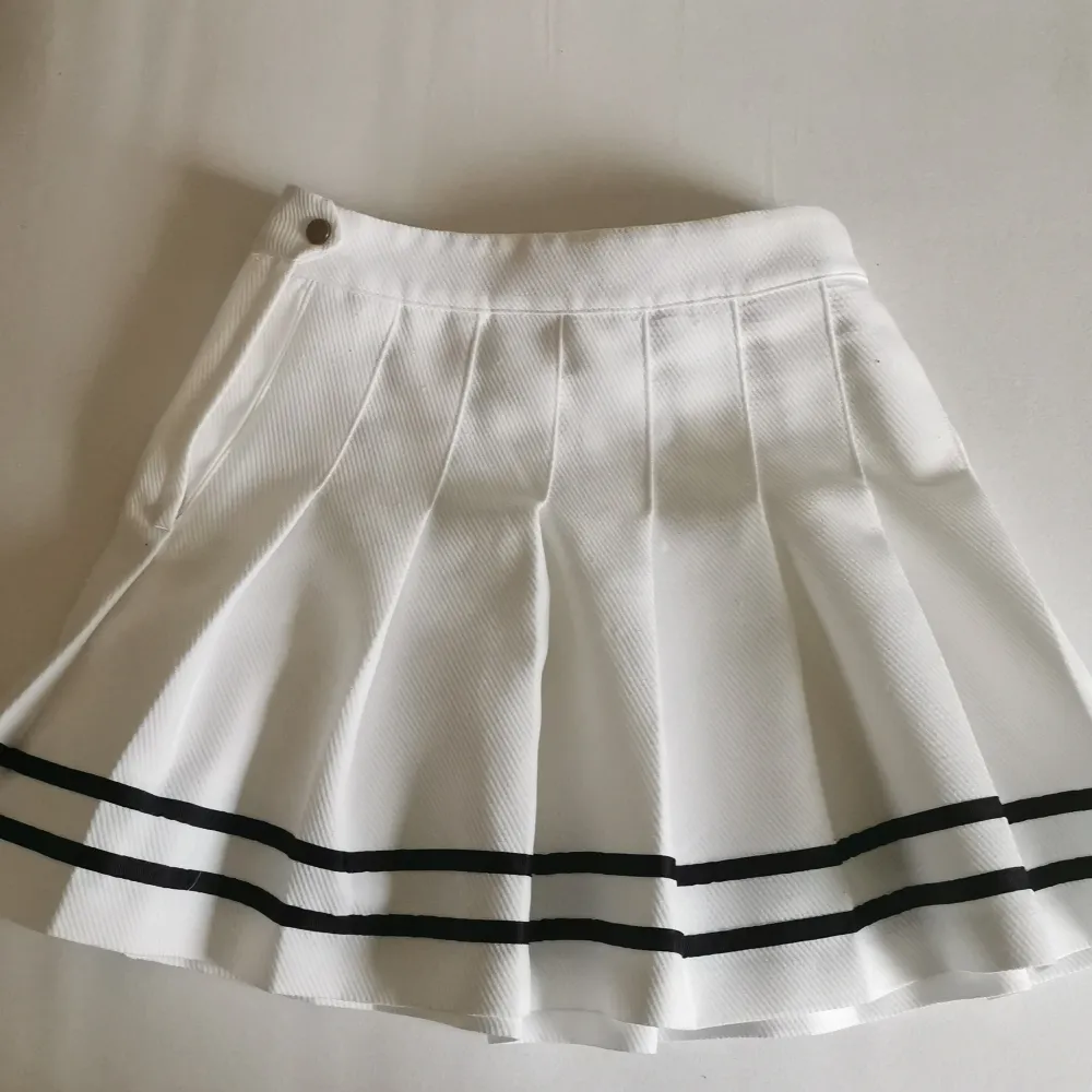 Jättegullig mini kjol i bra skick  som jag säljer för att den inte passar längre 💌. Kjolar.