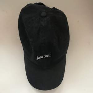 Svart Nike ”just do it.” keps. Bra skick! Använd ett fåtal gånger. Nypris 300kr. Köparen står för frakt📦