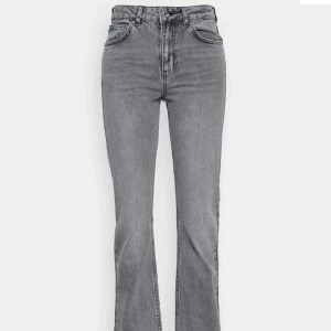 Grå jeans gina tricot - Säljer dessa grå flare jeansen från gina tricot❤️endast provade (men råkade ta av prislappen) köpta för 500kr+ frakt
