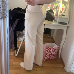 Kostymbyxor Madlady - Kostymbyxor från Madlady, Sally med stråveck. Inte mycket använda, nypris 599. Jag är 173 cm.