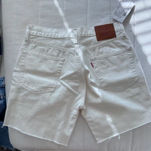 Helt nya Levis 501 - Helt nya Levis 501 '93 CUT OFF SHORTS. 100% bomull. Storlek: W32. Köparen står för fraktkostnad!