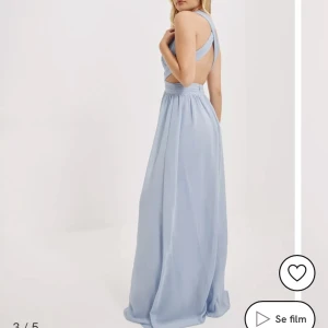 Blå balklänning - Säljer min balklänning som har använts en gång förra året. Den är storlek 36 men passar mig som vanligtvis har 38 i kläder. Den är uppsydd för att passa min längd på 166 cm med 3 cm klackar. Köpt från Nelly för 900