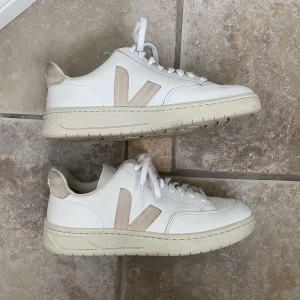 Veja sneakers 🤍 - Säljer mina Veja sneakers i modellen V-12 då jag använder dem för sällan. 🌼 De är i fint skick, men de beige detaljerna har mörknat något. Nypris: 1600 kr. 🌟