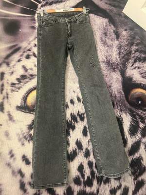 Säljer mina svarta lågmidjade jeans då de inte kommer till användning. Bra skick, lite trasig (se bild 3). Från shein 